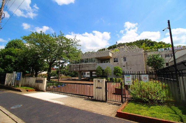 岡上小学校(学校教育目標はつよい子、生きる力の育成、確かな学力、豊かな人間性、健康体力を培う、正しい子、より良く生きる基盤となる道徳性を培う)