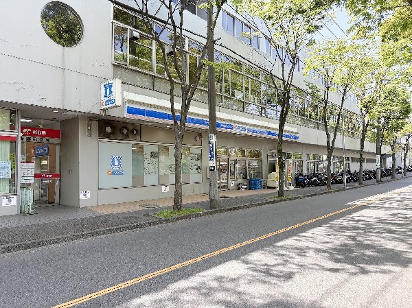 ローソンJPローソン青葉郵便局　  (「マチのほっとステーション」をスローガンに掲げる通り、忙しい日々に「ほっ」とするひとときをもたらします。)