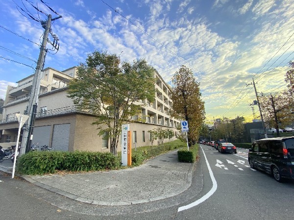 江田記念病院(理念は「地域社会から必要とされる医療、介護サービスを適切かつ迅速に提供し、健康の回復を支援する。」)