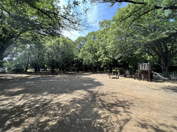 宮崎第4公園(近隣には、公園もあり、青空の下で駆け回ったり、遊具で遊んだり、思い思いの遊びができます。子供たちの元気で楽しそうな声が響き渡ります。)