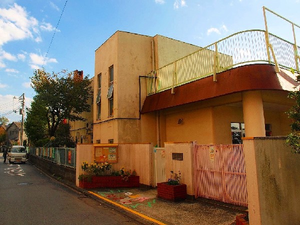 上麻生保育園(受入年齢 生後5ヶ月～小学校就学時未満。園目標 は「心も体も元気な子ども・思いやりのある子ども・自分で考え行動する子ども」)