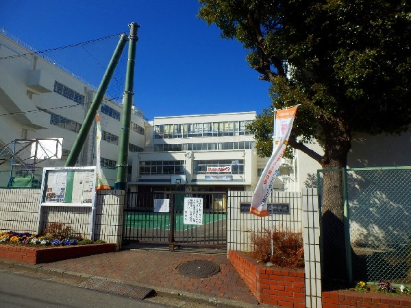 日吉台西中学校　(自然が多く残る環境に和気あいあいとした雰囲気の中学校。小中一貫推進プランを進めているので、小学校との連携がとれている。)