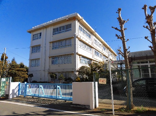 菅生中学校　(小学校よりもより長い時間を過ごす中学校。ここで過ごす時間はお子様にとって大切な思い出となるはずです。)