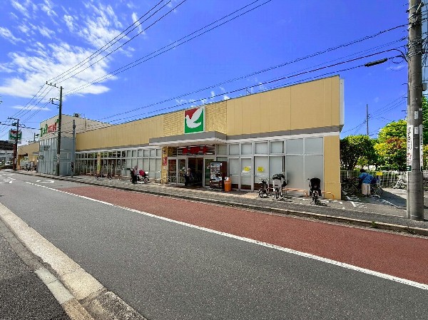 ヨークマート港北店(幹線道路沿いにあり、自転車や車で立ち寄りやすい駐車場完備のスーパーです。休日の買い出しや、お出かけ前やお帰りの立ち寄りにも便利です。)