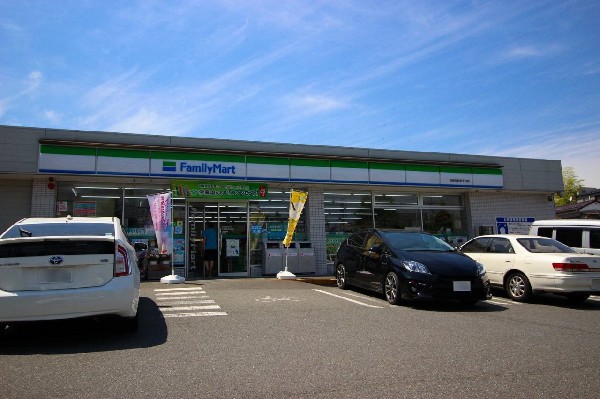 ファミリーマート 川崎宮前南平台店(コンビニが近いのは何かと助かります。いまや買物だけではなく、行政、銀行、民間サービス等、日常生活に深く関係する最重要施設。)