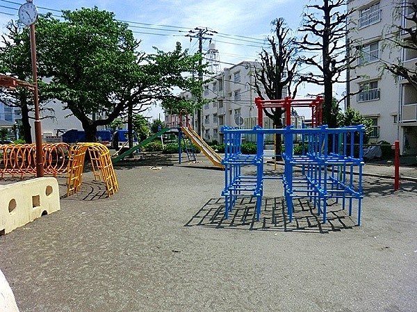 宮内公園(住宅街らしく近隣には公園たくさんあります。その日の気分でどこへ行こうか決める楽しみもあり、きっと、お気に入りの公園がみつかるはずです。)