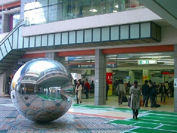 日吉駅　(東横線通勤特急・急行停車駅、グリーンライン始発駅。「渋谷」駅へ約20分、「横浜」駅へ約12分と、好アクセス駅です。)