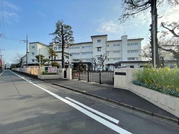 四谷小学校　(教育目標　（よ）よく考え、くふうする子　（つ）つよく、明るく、元気な子　（や）やさしく、思いやりのある子)