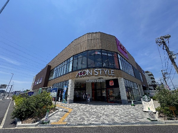 イオンスタイル横浜高田(買い物や外食に大変便利な立地です。食品・日用品のほか、カフェや飲食店、クリニックなども併設されており、生活利便性の高いエリアです。)