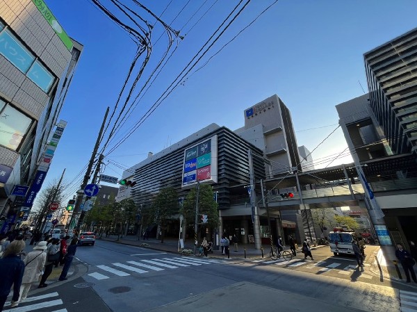 青葉台東急スクエア South1本館(青葉台駅直結。国際的なチェーン店のほか、カジュアルなレストランやカフェが幅広く揃うモダンなモールです。)