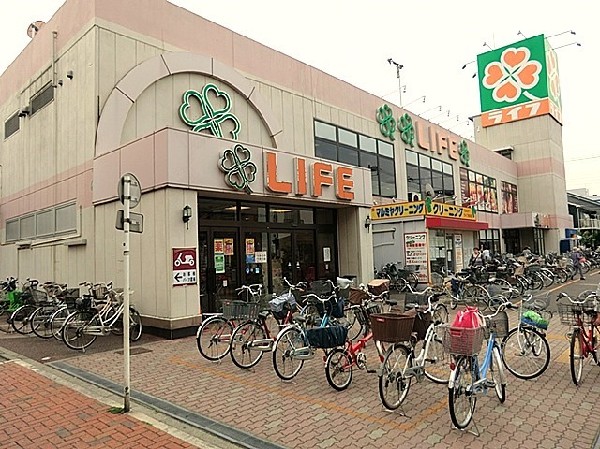 ライフ川崎桜本店(首都圏にも多くの店舗を持つ、大阪発祥の総合スーパーマーケット。)