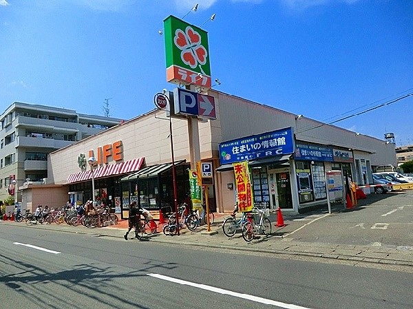 ライフ高津新作(「安全と安心」「鮮度と品質」「信頼とサービス」にこだわっています。22時までの営業です。)