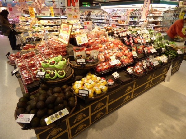 いなげや 川崎中野島店(明治33年創業。現在1都3県にスーパーマーケットチェーンとして、「いなげや」「ina21」「ブルーミングブルーミー」の各名称で店舗を展開。)