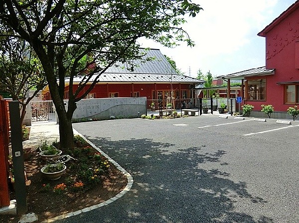 ひらお保育園(稲城市の認可保育園。1971年創立。各年齢約30名、合計約160名の定員。午前6時から午後7時まで預かってくれる。)