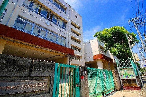 野川小学校(明治6年創立で約155年の歴史がある学校。総生徒数約780人で各学年120～130人。)