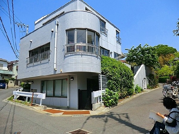 鶴川シオン幼稚園(教育方針は「感謝の気持ちを大切に」「人を信頼する心を伸ばす」「豊かな心を育てる」の幼稚園。)