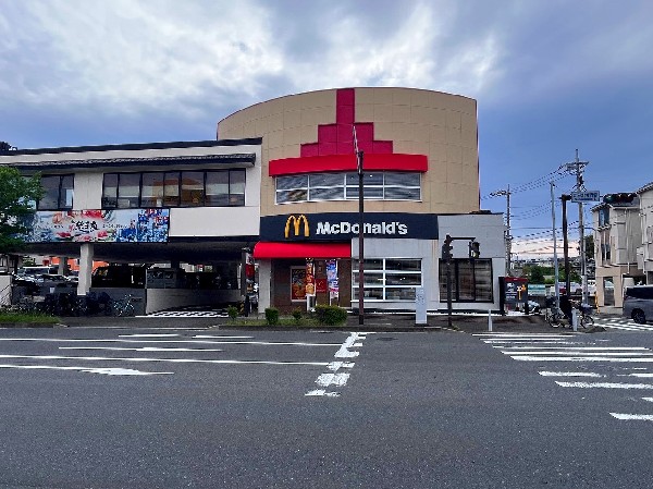 マクドナルド 港北ニュータウン中川店(ハンバーガー、フライドポテトで知られる老舗ファストフードのチェーン店。営業時間は、店内もドライブスルーも6：00～24：00。)