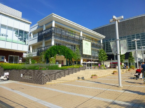 たまプラーザ駅　(洗練された田園都市線のイメージそのままに、たまプラーザテラス・東急百貨店などの商業施設が揃う、急行停車駅です。)