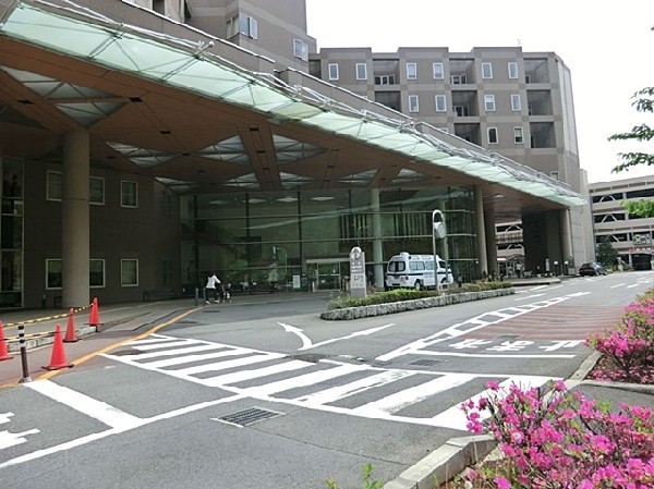 稲城市立病院(東京都稲城市をはじめ近隣地域の中核病院として、最新医療機器を導入し、高度医療や救急医療を提供しています。)