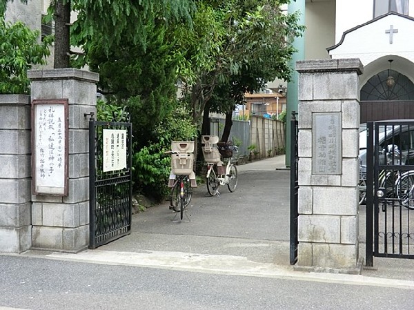 (200境町　福音幼稚園　園舎・園庭から子供たちの元気な声が聞こえてきます。できることが増えていく、お子様の成長が楽しみです。)