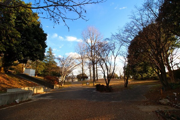 市ケ尾町公園　(東名高速道路の脇にある自然豊かな公園です。)