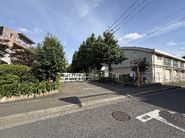 国立第七小学校(お子様が一日の中でも長い時間を過ごす小学校。のびのびと過ごし、広い校庭で元気に駆け回ったり、どんどん成長していくお子様の姿が目に浮かびます)
