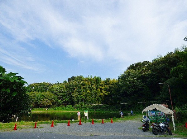ベリーパークin FISH ON!(緑に囲まれた大型の釣り堀です。バーベキュー場も併設されています。テレビの撮影もよく行われています。)