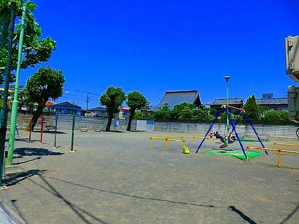 南加瀬第一公園 (近隣には、公園もあり、青空の下で駆け回ったり、遊具で遊んだり、思い思いの遊びができます。)