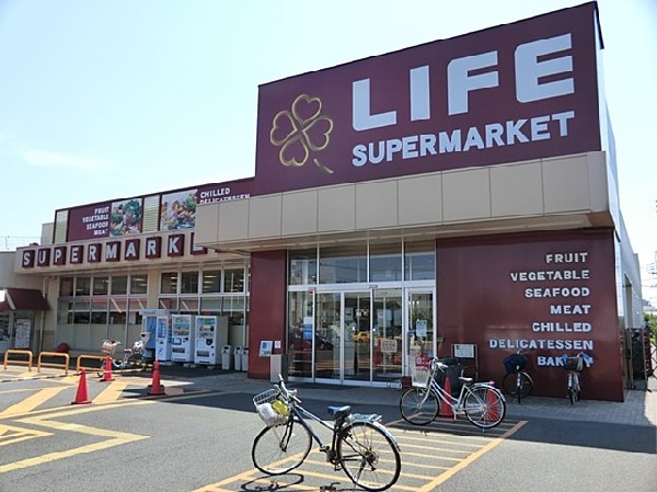 ライフ川崎京町店　(幹線道路沿いにあり、自転車や車で立ち寄りやすい駐車場完備のスーパーです。)