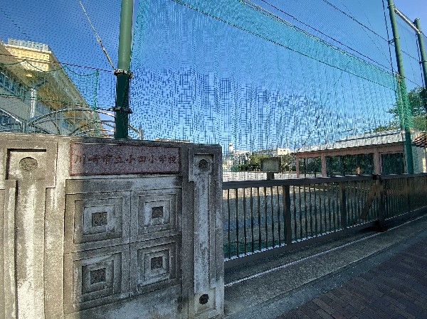 小田小学校　(お子様が一日の中でも長い時間を過ごす小学校。のびのびと過ごし、広い校庭で元気に駆け回ったり、どんどん成長していく姿が目に浮かびます。)