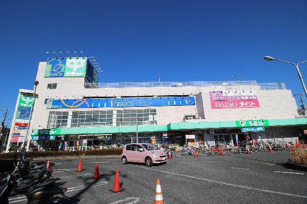 サミット南加瀬・パシオス(首都圏でスーパーマーケットを展開するサミット。2階には衣料品のパシオス、ダイソーがあります。)