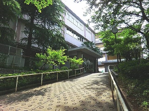 西生田中学校(成長の過程でより濃い時間を過ごす3年間。お子様にとって、とても大切な思い出となるはずです。)