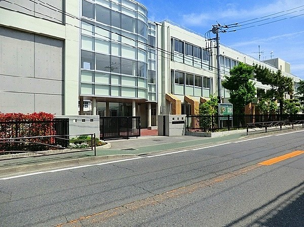 橘中学校(校訓は「向上心」意欲を持って学習し豊かな知識、思いやりの心と、正しい判断力を身に付けよう。からだをきたえ、自分の健康は自分で育てよう。等)