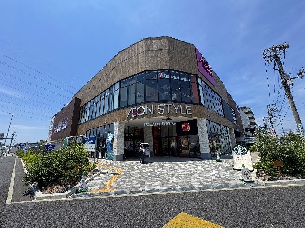 イオンスタイル横浜高田店(食品や日用品、ドラッグストア機能を備え、忙しい毎日の買い物に便利です。飲食店や専門店も併設されており、幅広い世代に利用されています。)