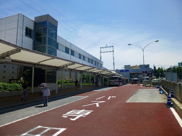あざみ野駅(東急田園都市線と横浜市営地下鉄ブルーラインの2路線が乗り入れています。渋谷や横浜方面へのアクセスが非常に便利な、横浜市内で上位を争う人気の駅です。)