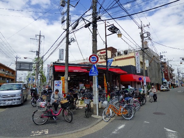 フレスコ ベンガベンガ 久地店( 一通りのものが揃っている街のスーパー。特にお惣菜が豊富でお弁当から一品料理まで陳列されている。)