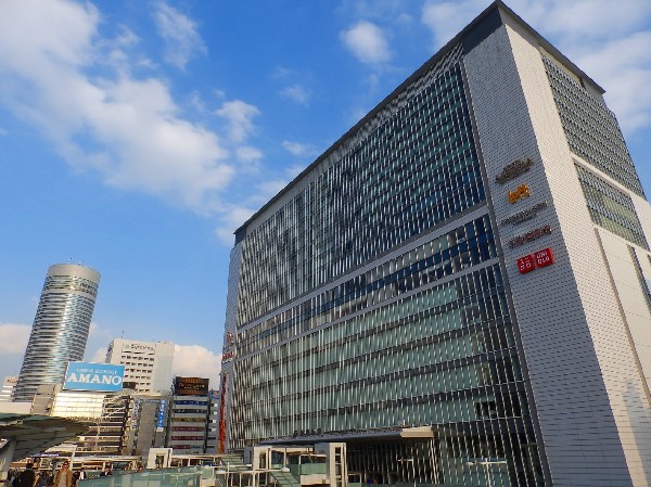 キュービックプラザ新横浜(駅とつながっていて、ショッピングや飲食、生活雑貨まで揃う複合施設として便利に利用できます。駅利用者だけでなく、地元の人にも人気です。)