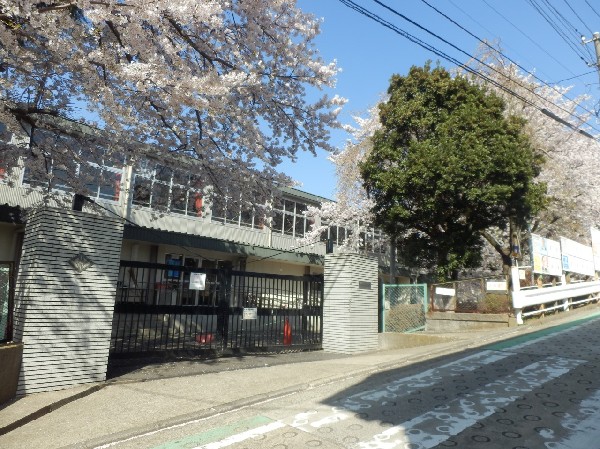 港北小学校( 昭和24年創立で全校生徒約780人の小学校。地域のモデル校として評判は非常に良い。校舎を新設しており、廊下と教室に壁をなくし開放的な雰囲気も良い。)