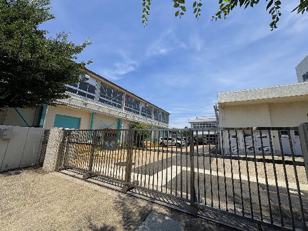 新吉田第二小学校(お子様が一日の中でも長い時間を過ごす小学校。どんどん成長していくお子様の姿が目に浮かびます。)