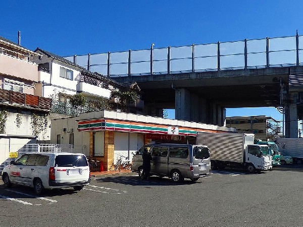 セブンイレブン川崎神木本町１丁目店(セブンミールは大好評です。公共料金の支払いなど色々な用途があるコンビニは今や必須ですね)