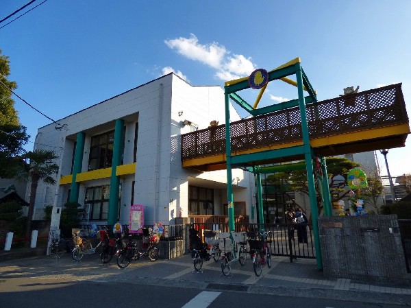 宿河原幼稚園(見た目で子供の興味を集める園舎が特徴の幼稚園。しかし開園は古く昭和29年なので創立60周年の歴史がある。)
