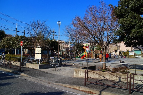 子母口旭田公園(動物のモチーフが付いたかわいい複合遊具には3つのすべり台が付いており、小さい子から遊ぶことができそうです。遊具はその他、砂場があります。)