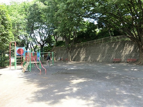 北軽井沢第二公園(高速神奈川2号三ツ沢線をまたいで二つの広場がある公園。遊具とベンチがあり静かで落ち着いた雰囲気です。)