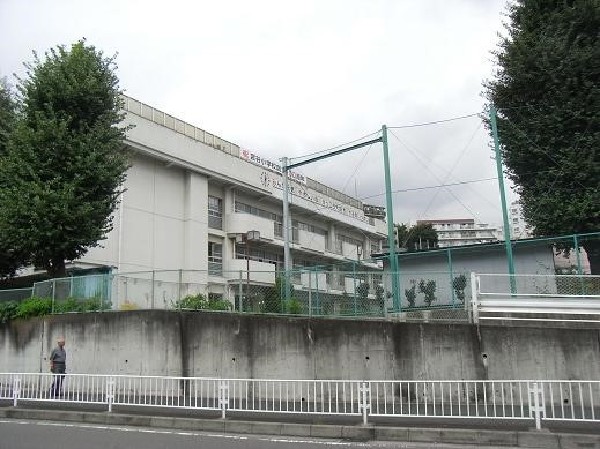 宮谷小学校(明治41年に創立された歴史ある小学校。学校教育目標は「自分を見つめ　ともに　未来をつくる子」です。)