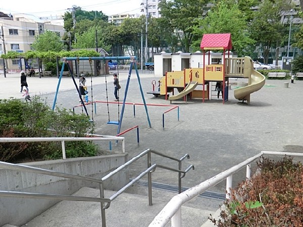 戸部公園(西区役所近くにある公園。遊具広場と多目的広場に分かれています。わくわく池では水辺の生き物観察ができます。)