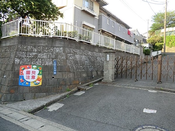 上白根幼稚園(広い敷地内に大きな運動場と畑がある自然豊かな幼稚園。毎日の遊びは子供たち自身が話し合って決めます。)