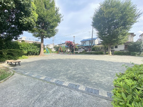 ダイエー十日市場店(食品の他に日用品や衣料品も取扱う大型スーパー。ベーカリー、１００円ショップ有。駐車場は170台可能。)