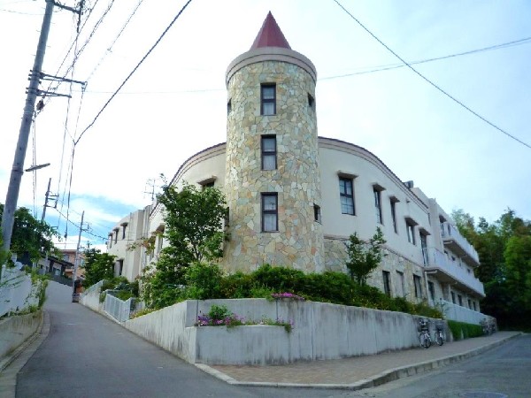 新治小学校(明治22年に創立された歴史ある小学校。令和2年に新校舎が完成、大規模修繕工事も行い綺麗な校舎。)