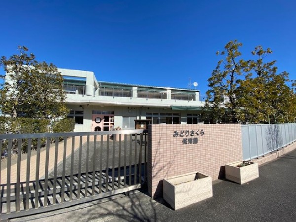 横浜市立緑図書館(絵本読み聞かせや紙芝居上演等の催しが定期的に行われる。絵本コーナーは靴を脱いで入りゆっくり選べる。)