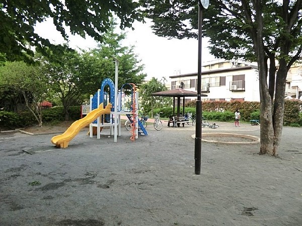 馬場第一公園(住宅街の中にある静かな公園。大きな広場と緑道・滑り台があり、お子様も楽しめそう。春は桜が綺麗です。)